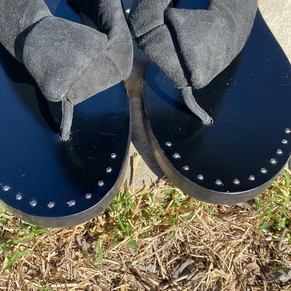 Freda Salvador Cecil slip on sandals flip flop thong style soft cushioned tops 6 - Picture 5 of 9